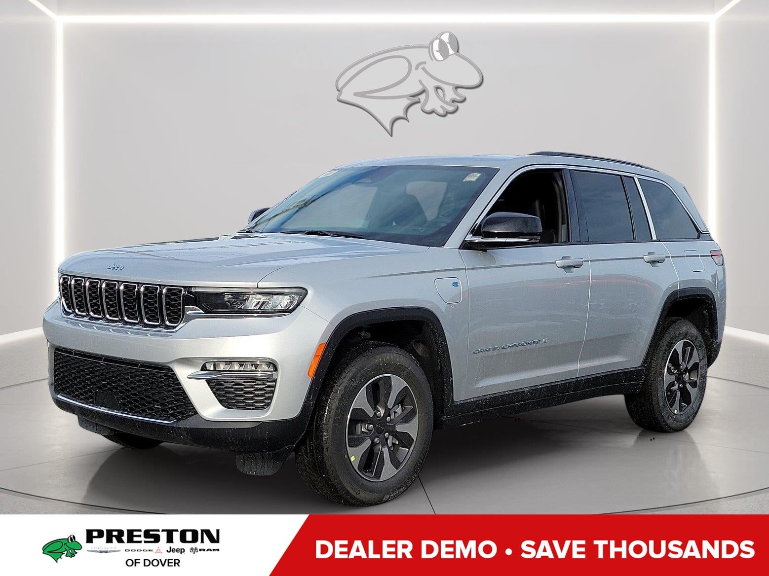 2024 Jeep Grand Cherokee 4xe GRAND CHEROKEE 4xe in Silver Zynith — front three-quarter view