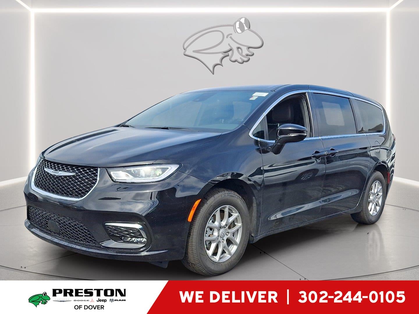 2026 Chrysler Pacifica Select in Pxj Diamond Black Crystal P And C — front three-quarter view