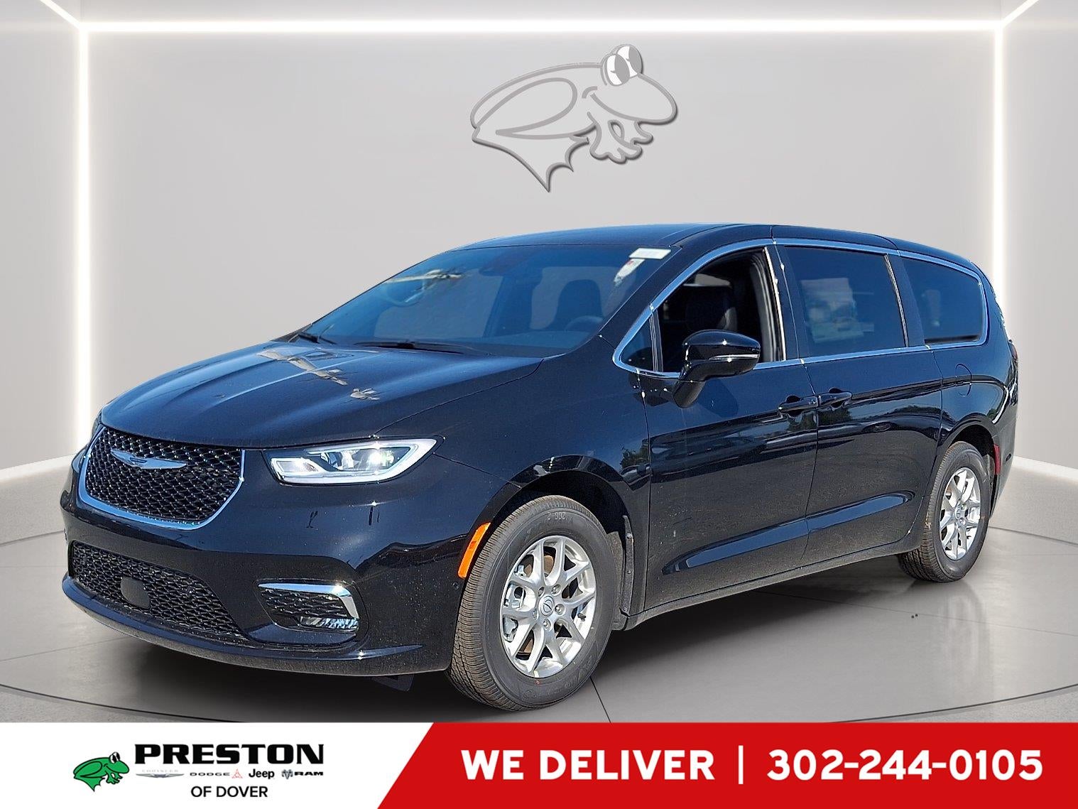 2026 Chrysler Pacifica Select in Diamond Black Crystal Pearlcoat — front three-quarter view